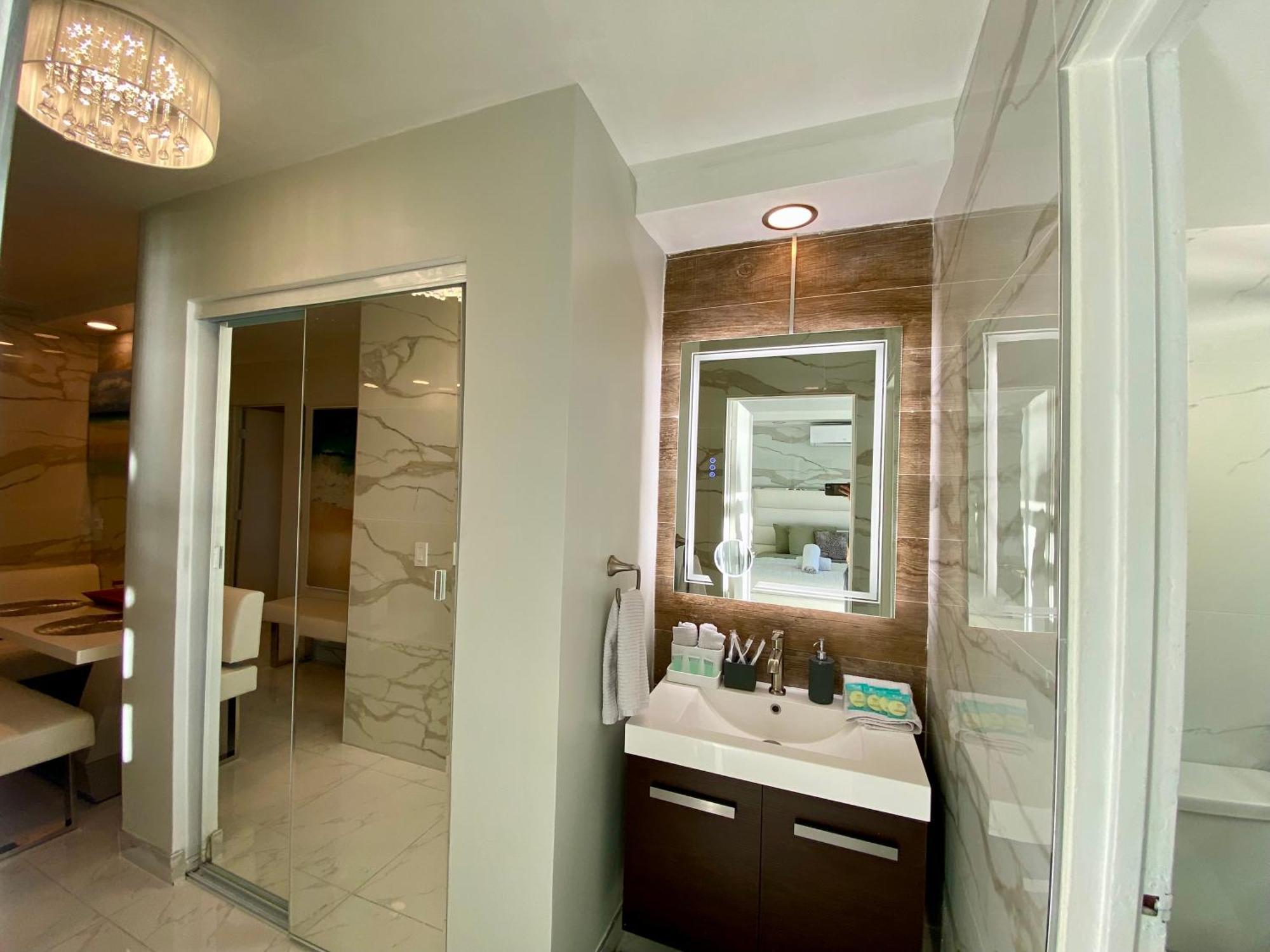 Luxurious Remodeled Direct Waterfront Apartment With Miami Skyline View And Outdoor Terrace Free Parking 5Min Drive To Miami Beach Exterior foto