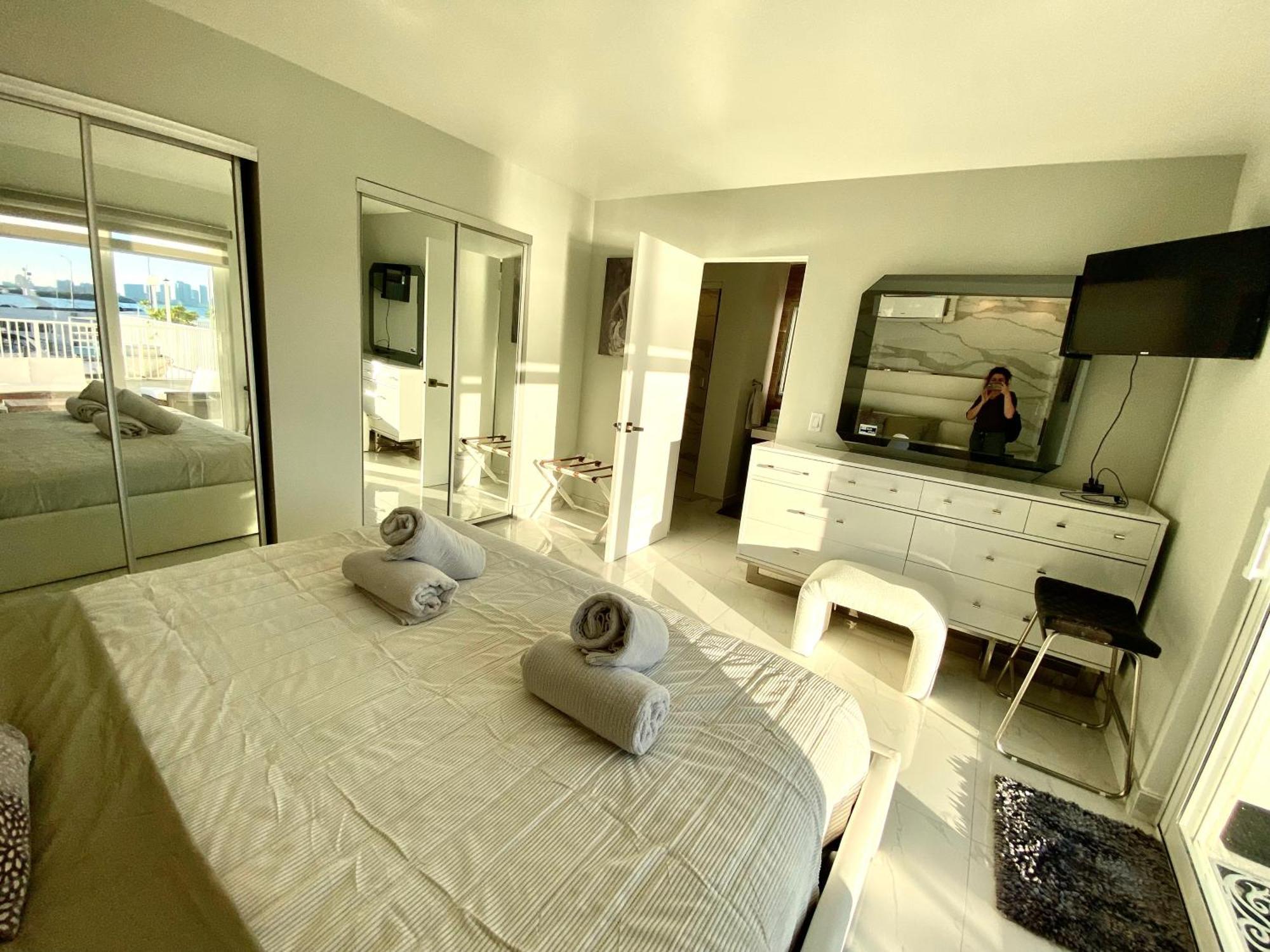 Luxurious Remodeled Direct Waterfront Apartment With Miami Skyline View And Outdoor Terrace Free Parking 5Min Drive To Miami Beach Exterior foto