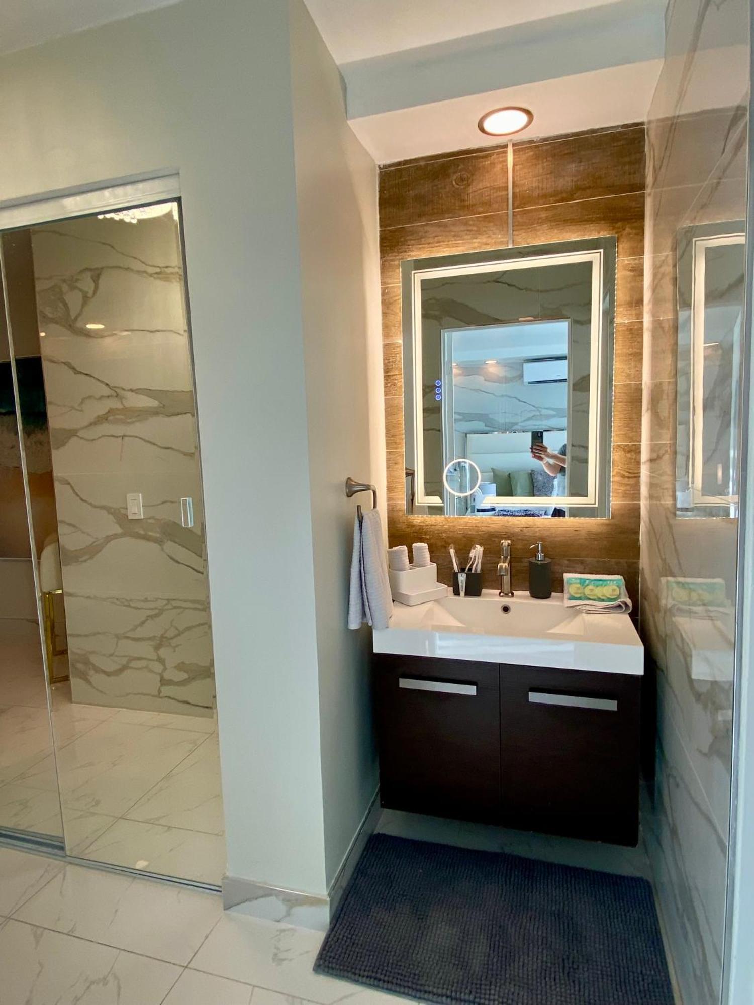 Luxurious Remodeled Direct Waterfront Apartment With Miami Skyline View And Outdoor Terrace Free Parking 5Min Drive To Miami Beach Exterior foto