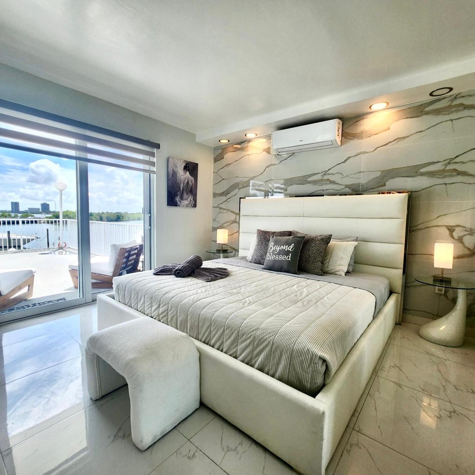 Luxurious Remodeled Direct Waterfront Apartment With Miami Skyline View And Outdoor Terrace Free Parking 5Min Drive To Miami Beach Exterior foto